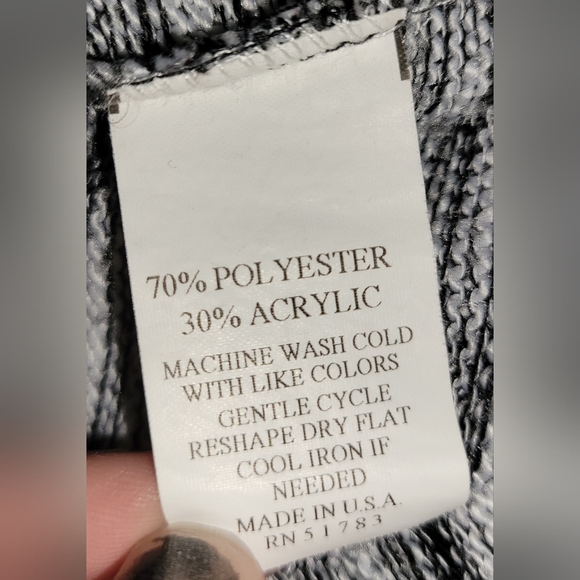 Maurices Sleeveless Vest type Sweater size small - Picture 4 of 4